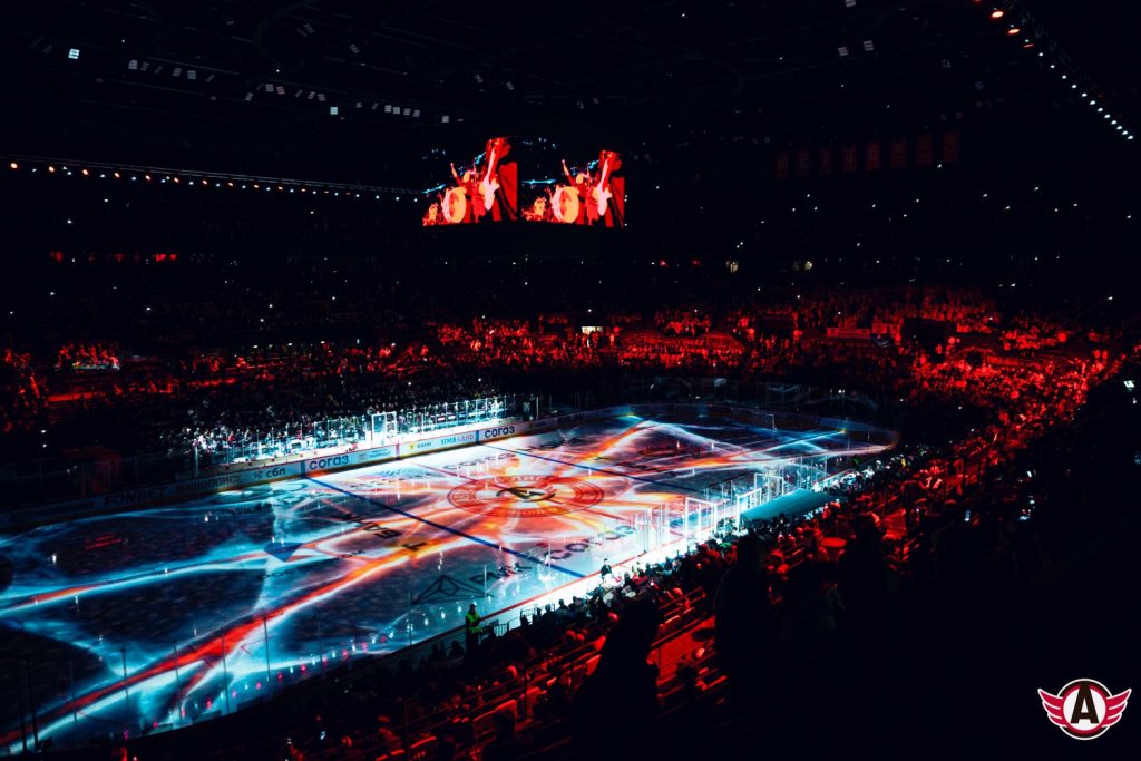 «Автомобилист» начал плей-офф с победы: драки, голы Спронга и рок-н-ролл