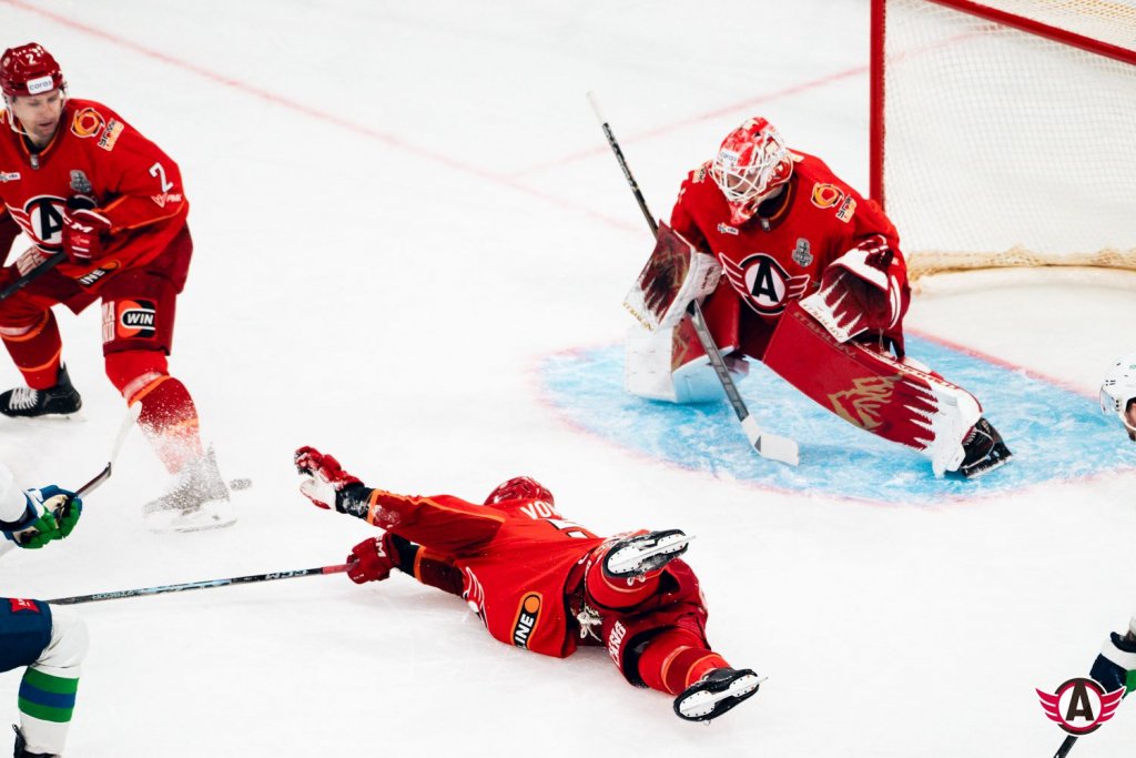 «Автомобилист» начал плей-офф с победы: драки, голы Спронга и рок-н-ролл