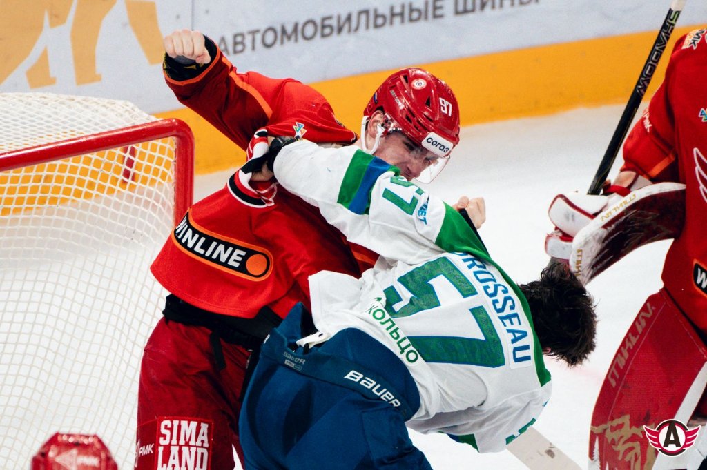 «Автомобилист» начал плей-офф с победы: драки, голы Спронга и рок-н-ролл