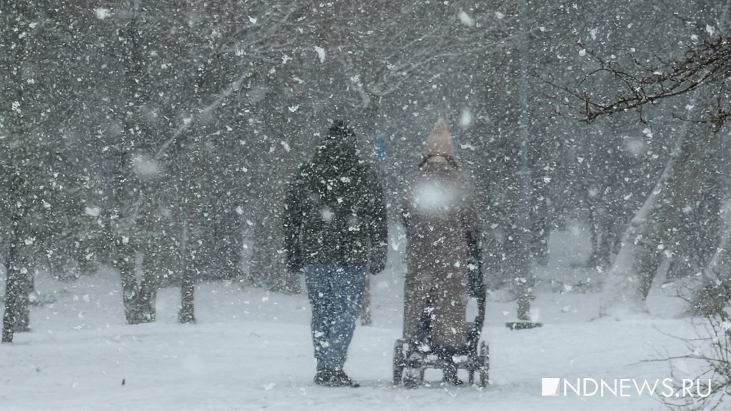 «На дорогах жутко», – в Екатеринбурге бушует апрельская метель (ФОТО)