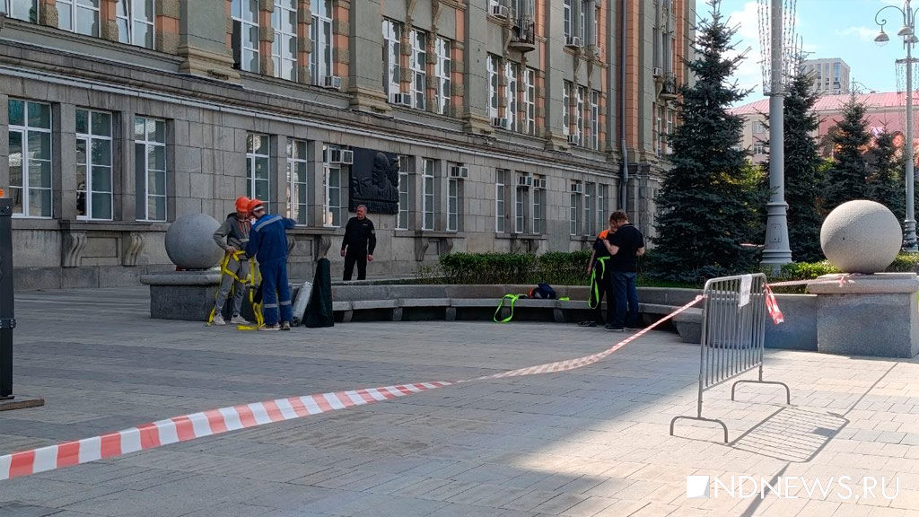 С фасада мэрии Екатеринбурга посыпались кирпичи (ФОТО)