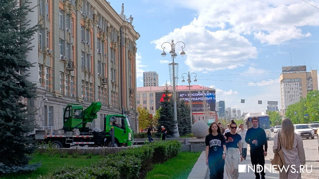 С фасада мэрии Екатеринбурга посыпались кирпичи (ФОТО)