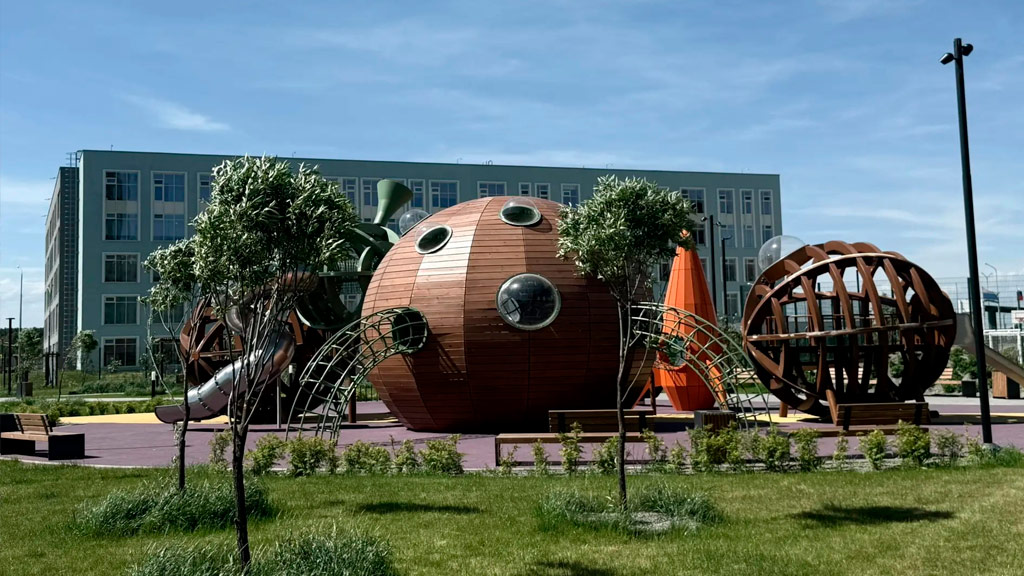 В Академическом открылась детская площадка с космической станцией (ФОТО)