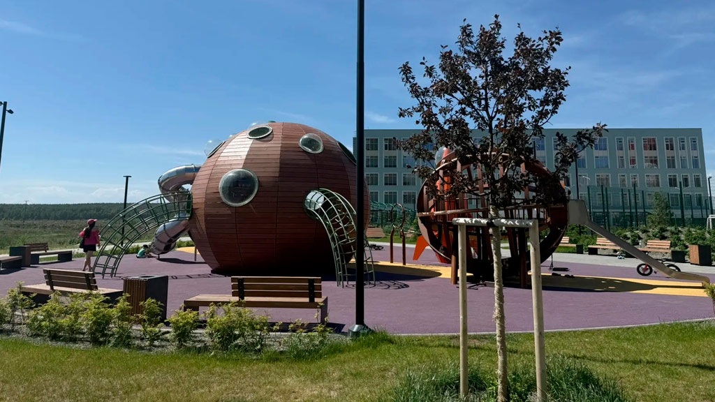 В Академическом открылась детская площадка с космической станцией (ФОТО)