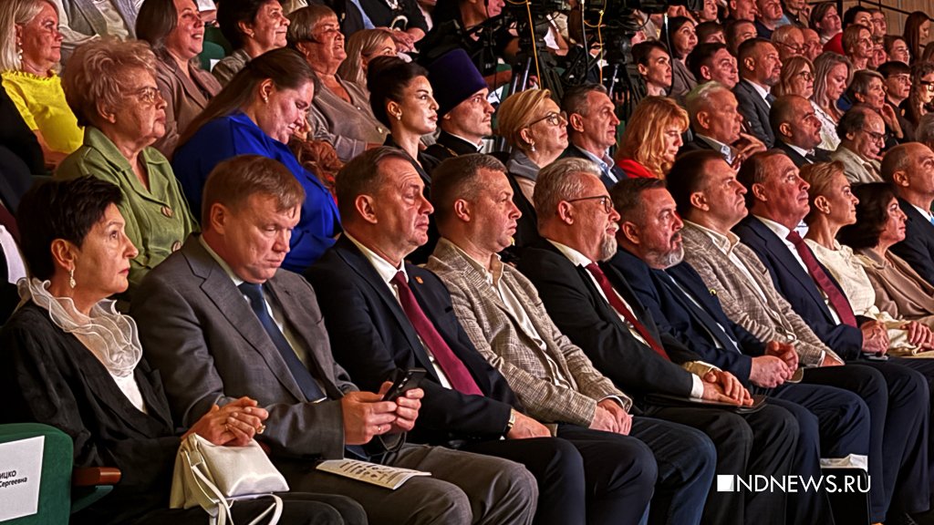 Паслер поздравил учителей и поблагодарил депутатов: «Образование у нас в приоритете»