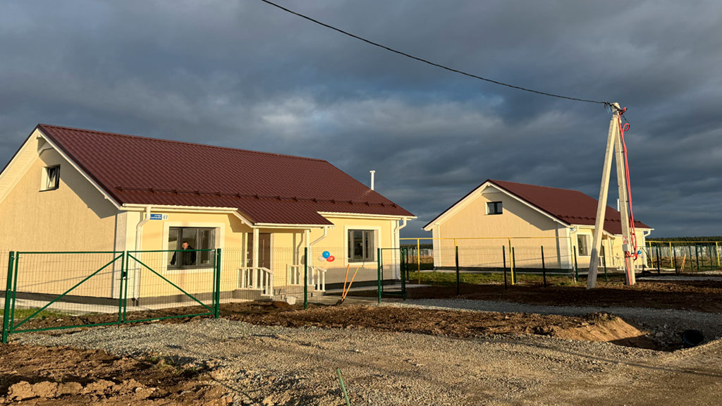 В Верхотурье социальным работникам вручили ключи от новых жилых домов