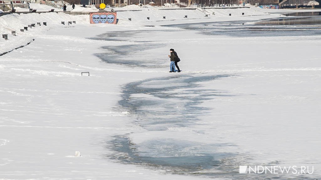 Новый День: Прогулки по воде: екатеринбуржцы ходят по городскому пруду, несмотря на проталины (ФОТО)