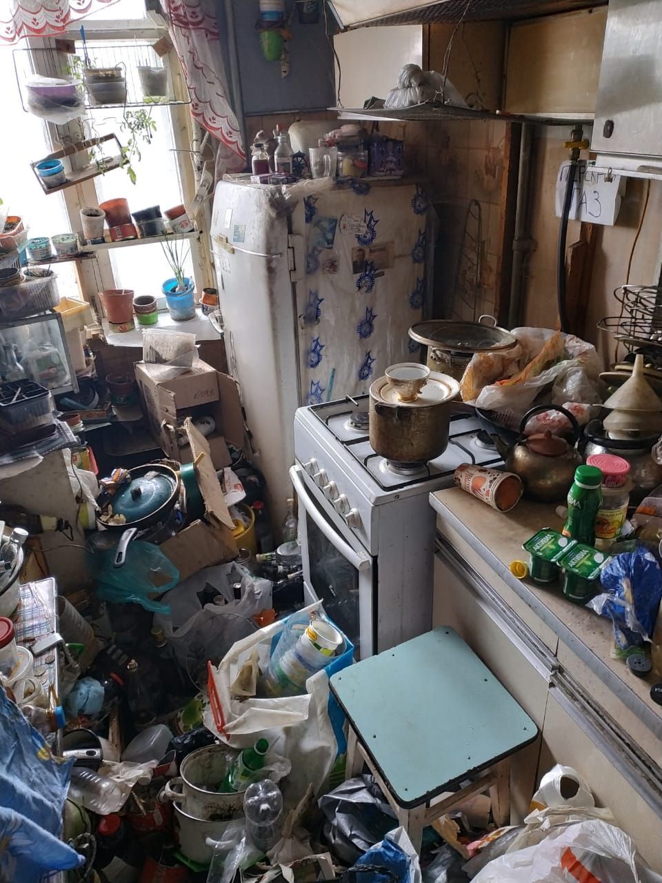 Новый День: Подвешенные плиты, мусорные свалки и мертвые птицы: газовики показали, что творится в квартирах горожан-нарушителей (ФОТО)