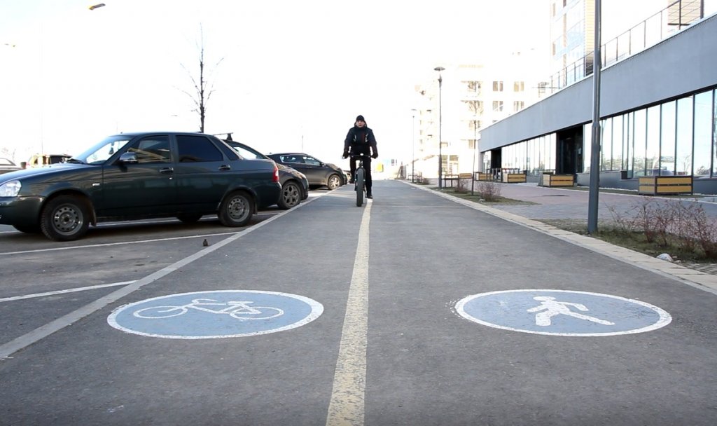 Новый День: Для екатеринбургских велосипедистов установили модные в Европе велоурны и поручни (ФОТО)