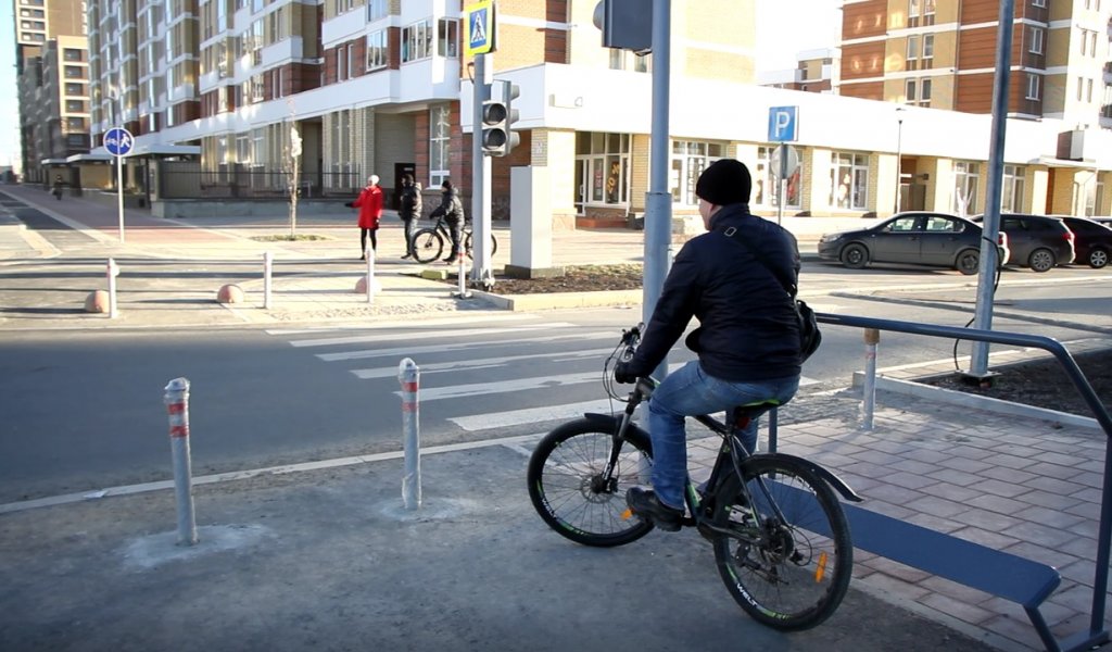 Новый День: Для екатеринбургских велосипедистов установили модные в Европе велоурны и поручни (ФОТО)