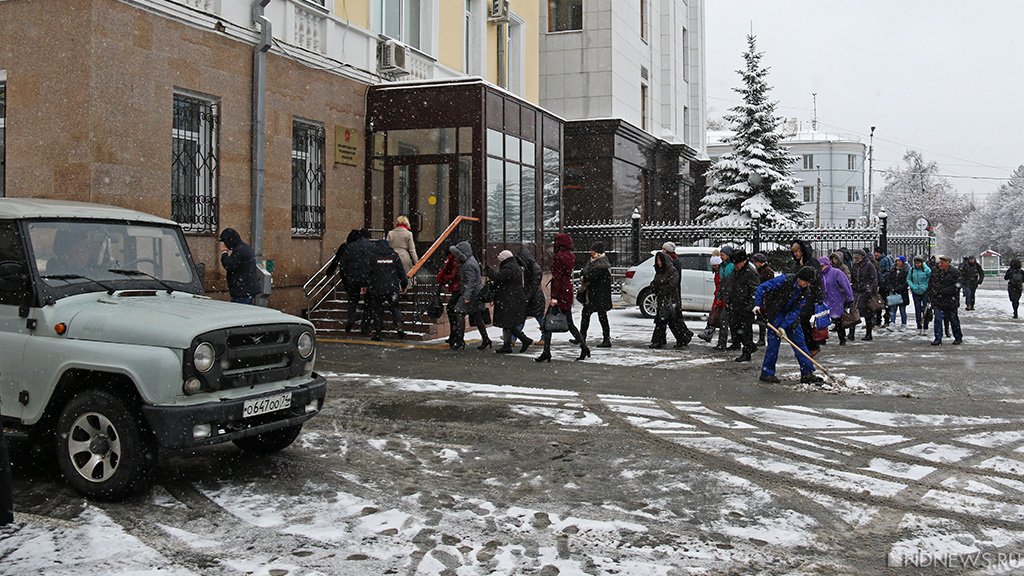 Новый День: Обманутых дольщиков не пустили к Алексею Текслеру (ФОТО)