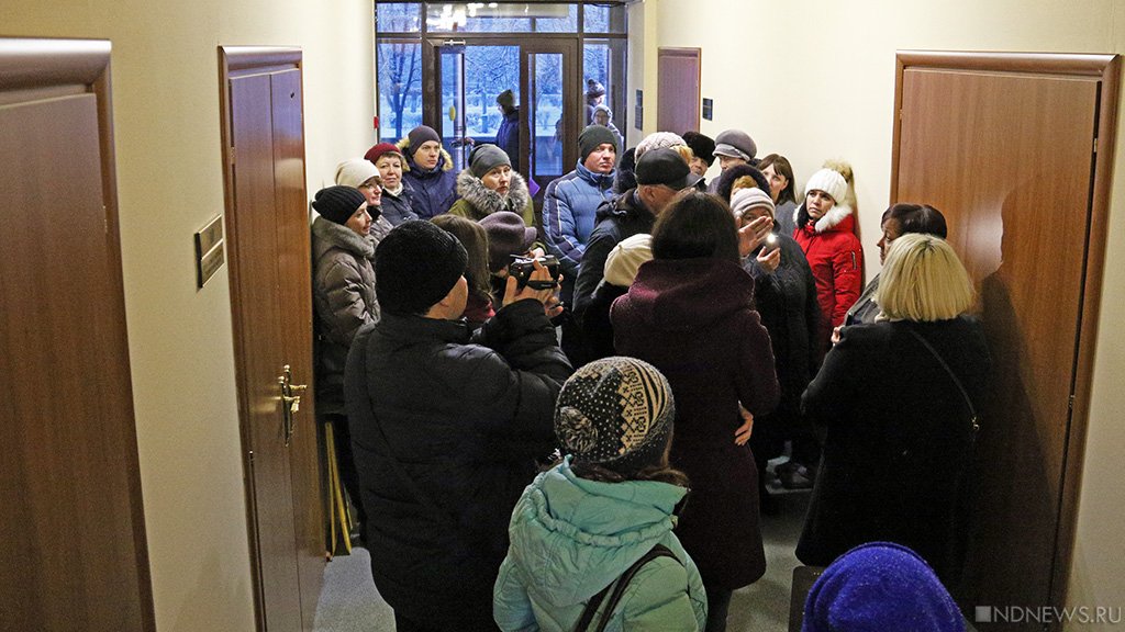 Новый День: Обманутых дольщиков не пустили к Алексею Текслеру (ФОТО)