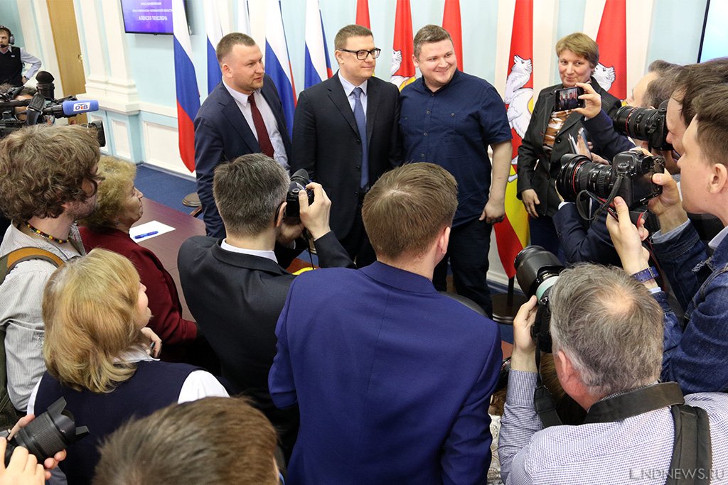 Новый День: Красный блокнот, губернаторские амбиции и небывалая доступность: Алексей Текслер провел первую пресс-конференцию (ФОТОРЕПОРТАЖ)