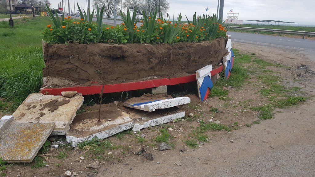 Новый День: В Крыму власти весьма непочтительно относятся к госсимволам РФ (ФОТО)