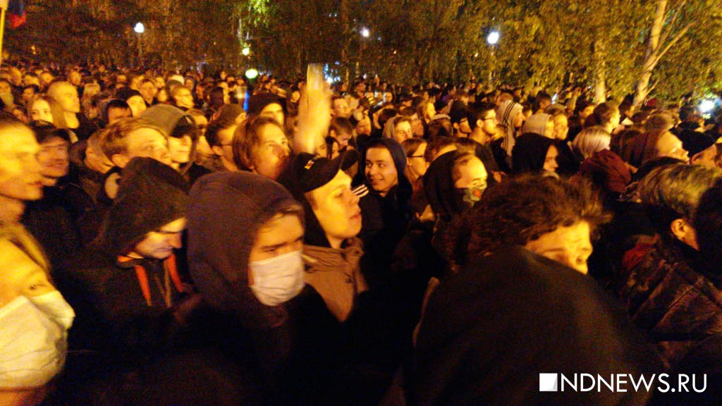 Новый День: Массовый сход в сквере в центре Екатеринбурга. День третий (ОНЛАЙН-трансляция)