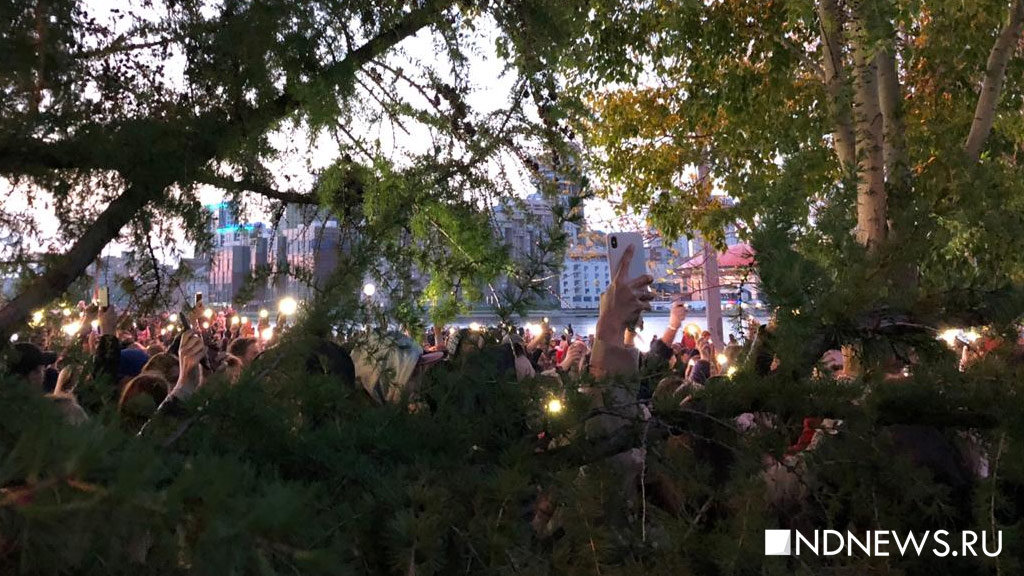 Новый День: Массовый сход в сквере в центре Екатеринбурга. День третий (ОНЛАЙН-трансляция)
