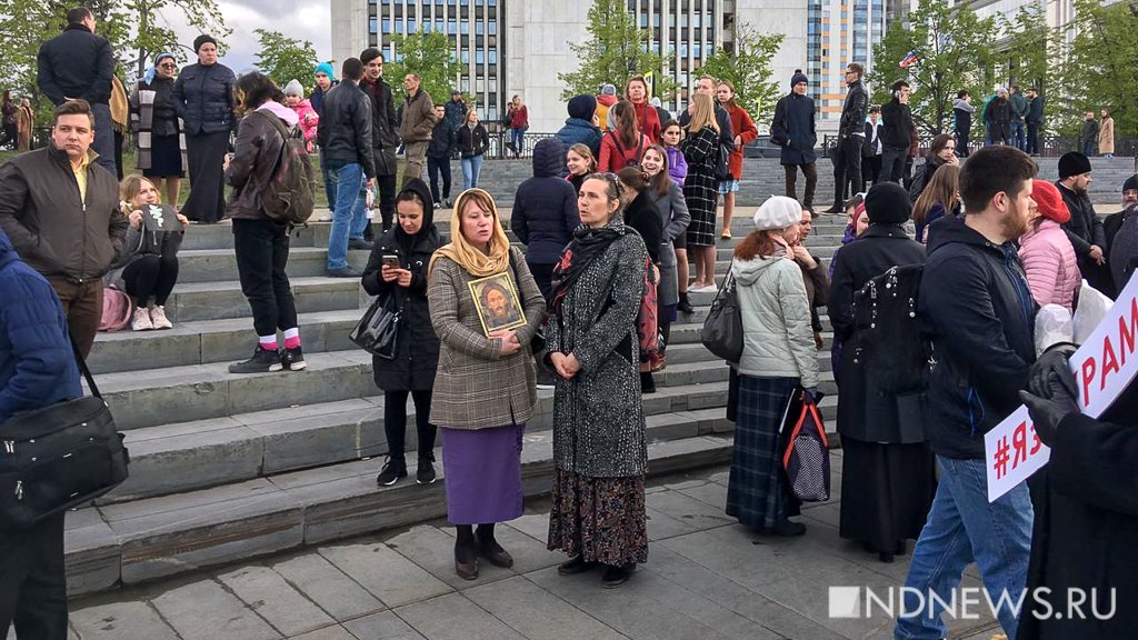 Новый День: Сквер. Суббота. У драмы людно. Приехали православные (Онлайн-трансляция, ФОТО)