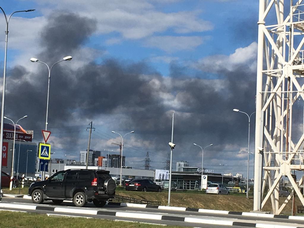 Новый День: В Екатеринбурге загорелся лакокрасочный цех. Раздаются взрывы (ФОТО)