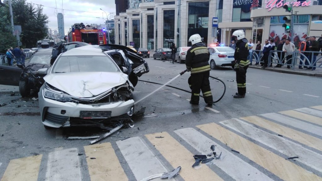 Новый День: В центре Екатеринбурга столкнулись сразу 5 автомобилей – погибли 2 человека (ФОТО)