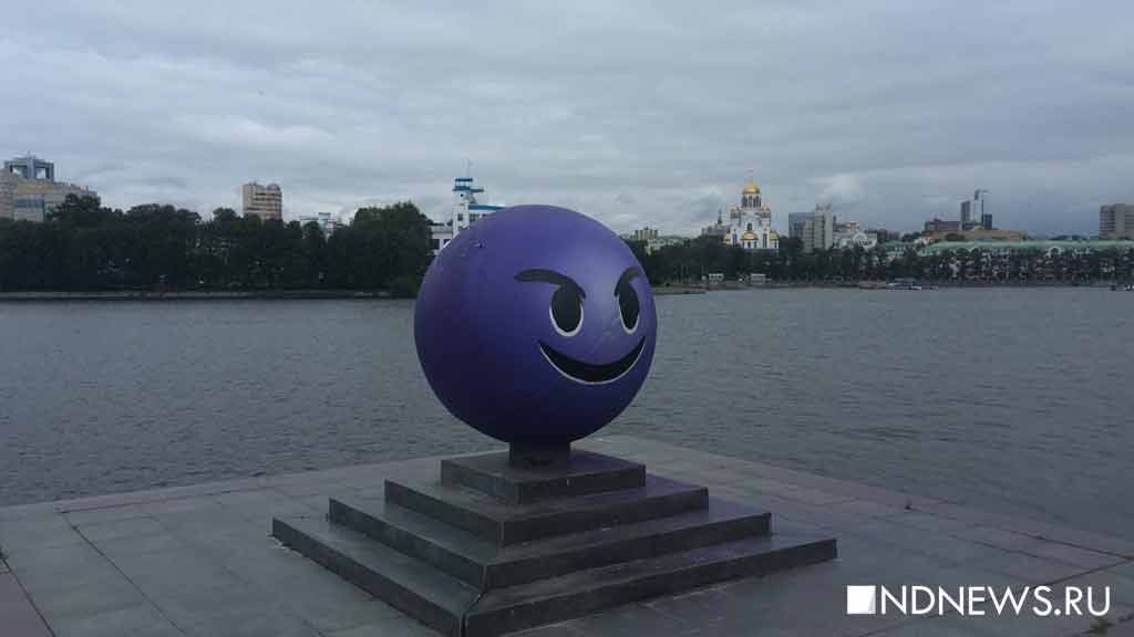 Новый День: Гранитный шар у театра Драмы превратили в беса (ФОТО)