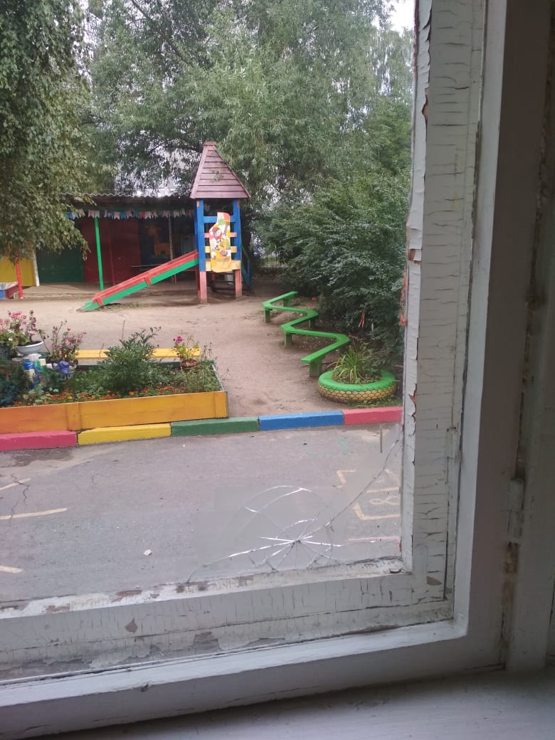 Новый День: В Екатеринбурге трехлетних малышей отправили в садик, поросший плесенью и с битыми окнами (ФОТО)