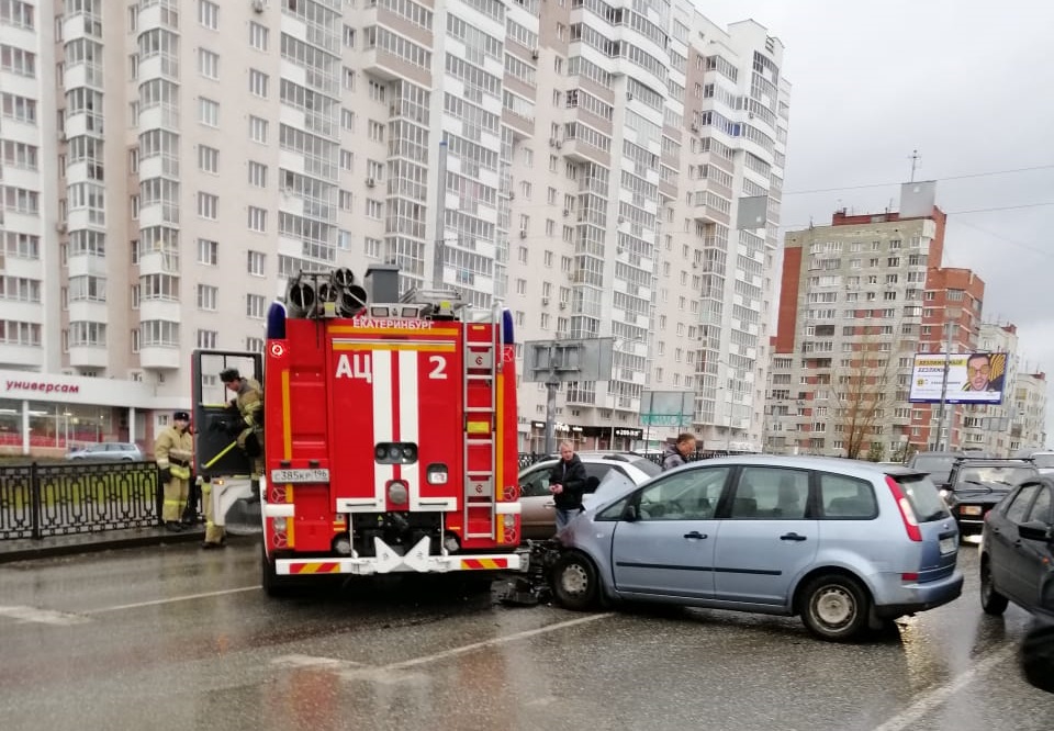 Пожарные екатеринбурга. Пожарные машины Екатеринбурга. Пожарная машина на перекрестке. ДТП С пожарной машиной Екатеринбург. Перекрёсток пожарная.