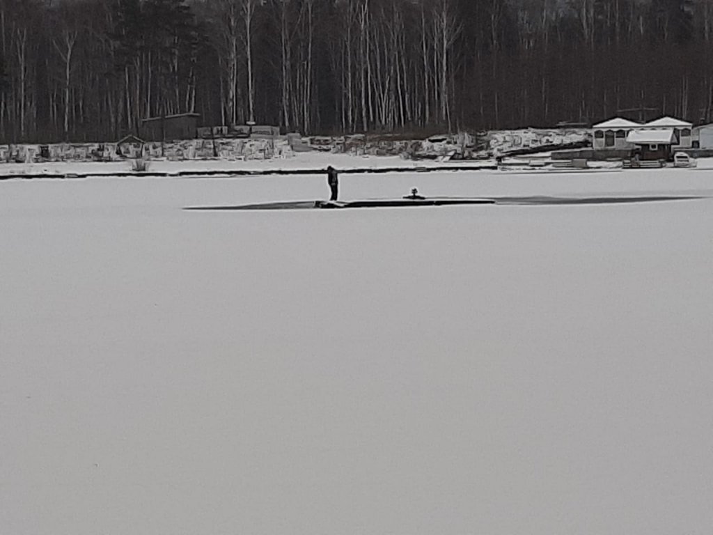 В Екатеринбурге спасатели МЧС эвакуировали рыбака, провалившегося под лед (ФОТО)