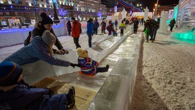 В Челябинске на площади Революции закрыли все горки