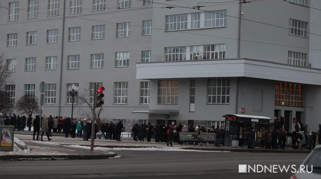 Новый День: Вслед за мэрией в Екатеринбурге эвакуировали Главпочтамт (ФОТО)