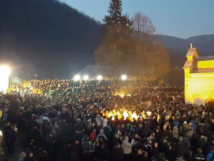 Новый День: Черногорию лихорадит: на акции протеста выходят десятки тысяч верующих