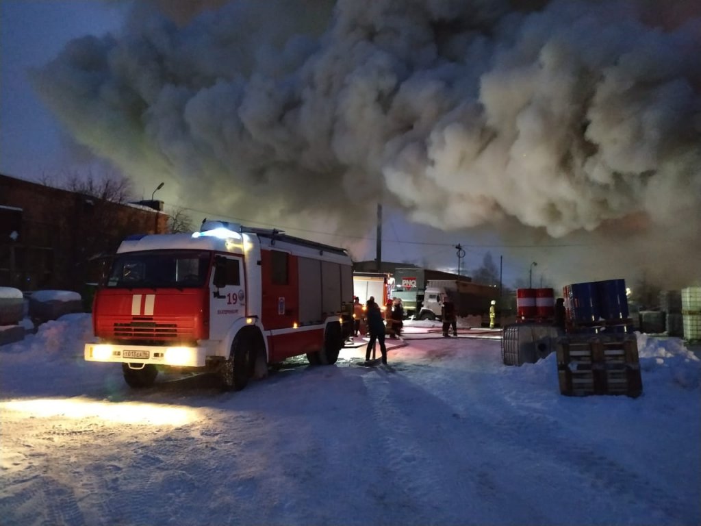Пожарные вызвали подкрепление к горящему зданию на Сортировке