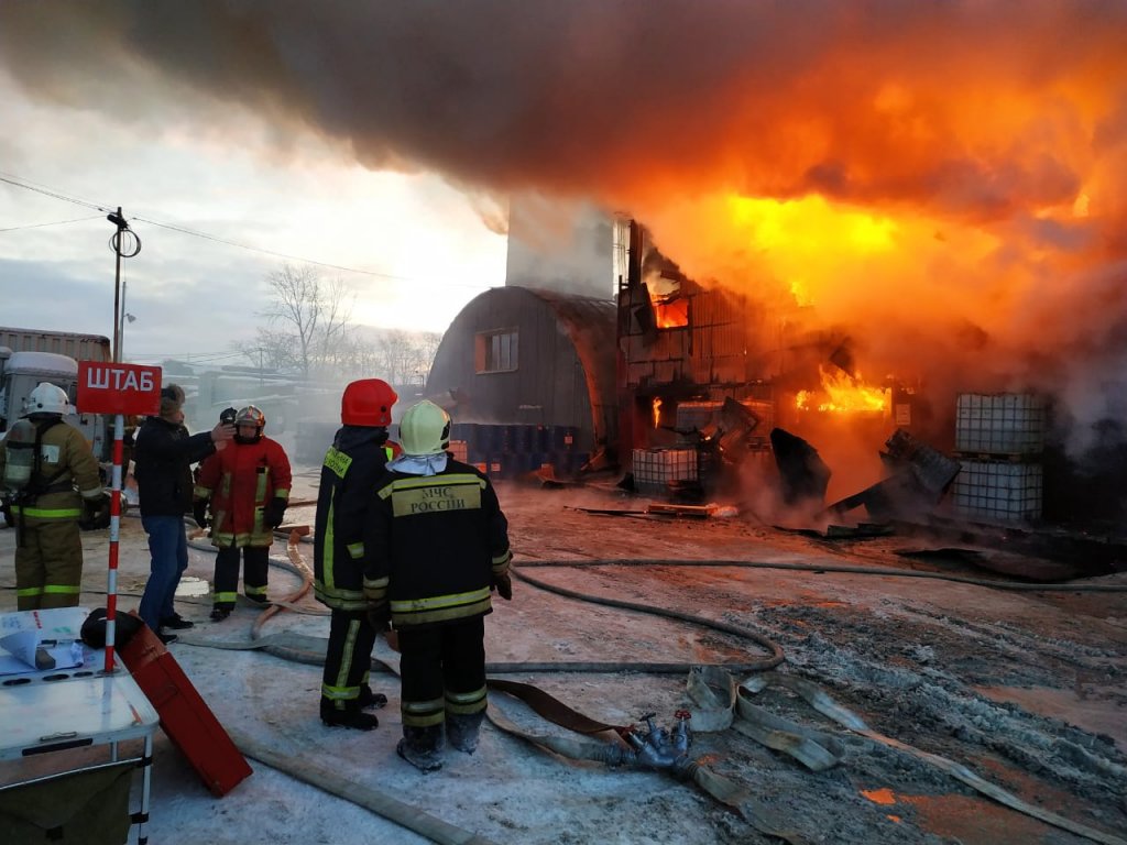Новый День: В Екатеринбурге горит двухэтажное здание со складом