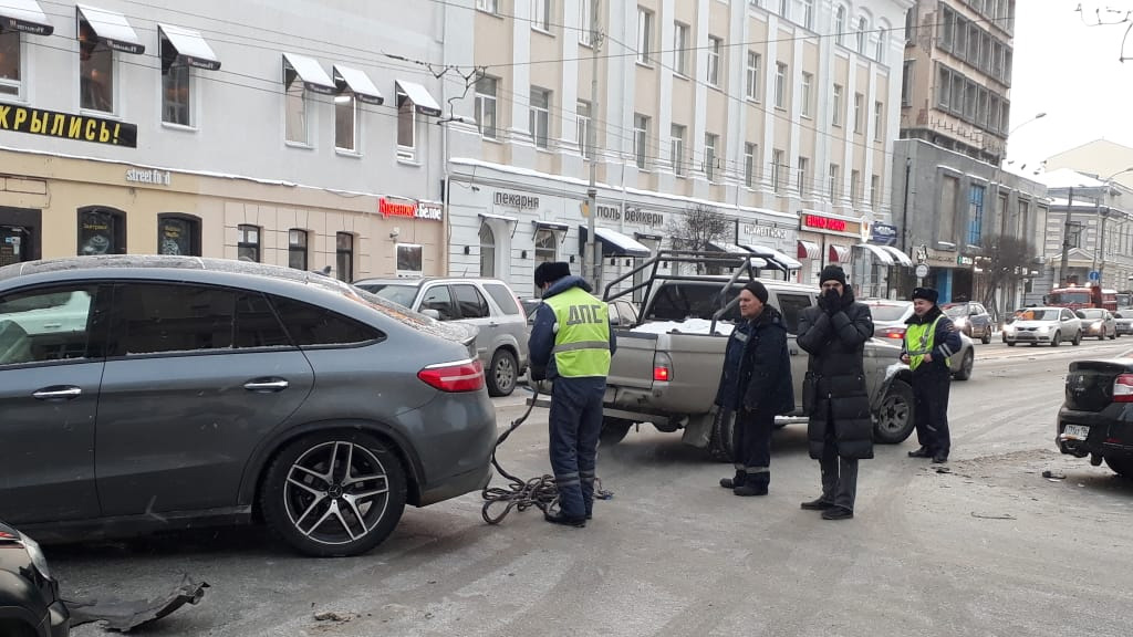 Новый День: В центре Екатеринбурга столкнулись пять автомобилей и троллейбус (ФОТО)