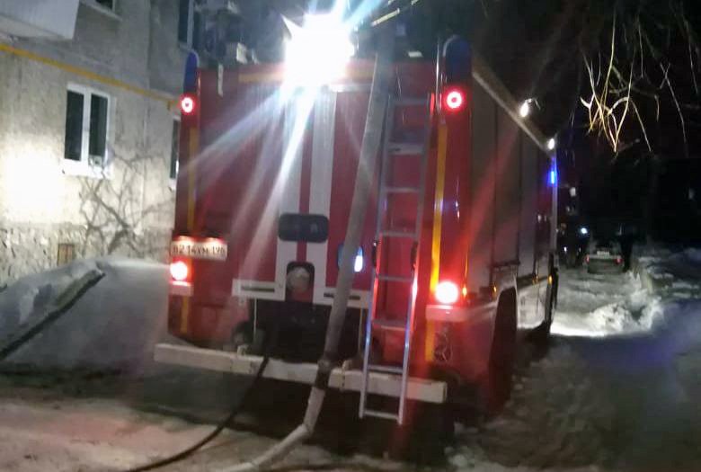 Новый День: В Ирбите погиб 17-летний юноша, два подъезда отселены – причиной пожара мог быть взрыв газа