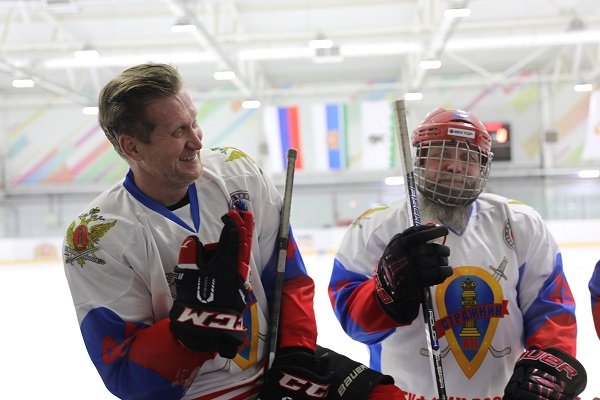 Новый День: Легендарный хоккеист и уральский пельмень разобрались на льду с юными преступниками (ФОТО)