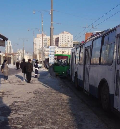Новый День: У Екатеринбург Арены столкнулись автобусы, троллейбус и легковушка (ФОТО)