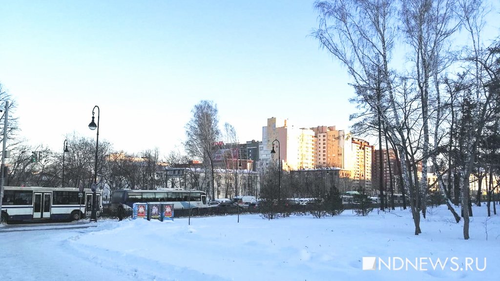 Новый День: У Екатеринбург Арены столкнулись автобусы, троллейбус и легковушка (ФОТО)