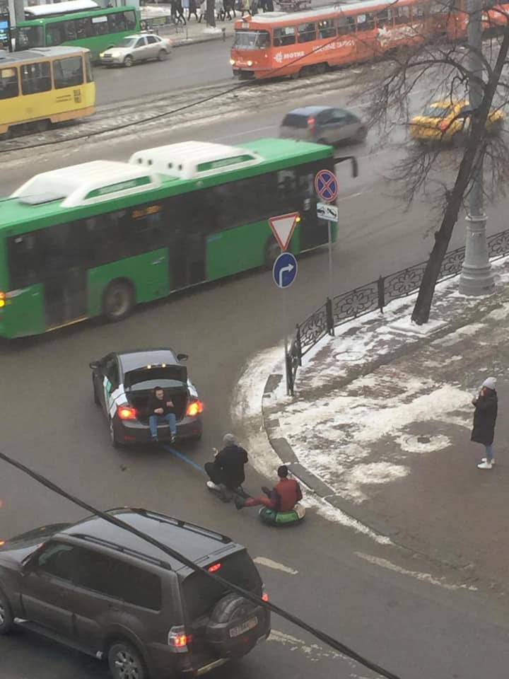 Новый День: Два подростка катались, прицепившись к машине, а третий снимал их из багажника (ФОТО)