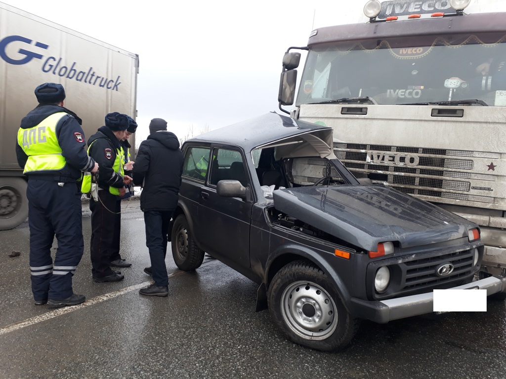 Новый День: Под Екатеринбургом Нива врезалась в многотонный грузовик – женщина-водитель погибла (ФОТО)