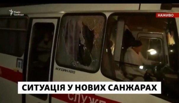 Новый День: Сожжём всех! – под Полтавой толпа побила камнями автобусы с эвакуированными из Уханя украинцами