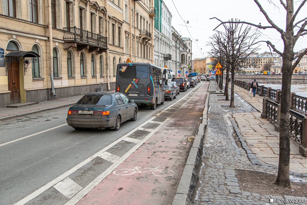 Новый День: В Санкт-Петербурге велодорожки пытаются превратить в парковки (ФОТО)