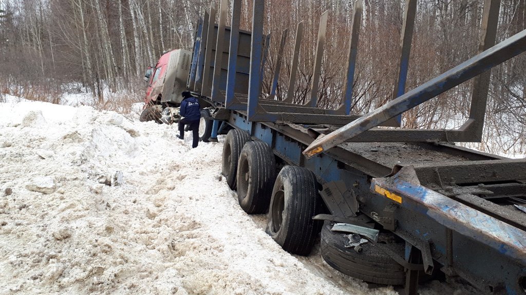 Новый День: На уральской трассе грузовик врезался в микроавтобус: два человека погибли (ФОТО)