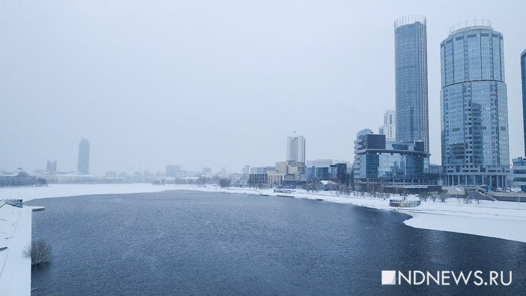 Новый День: Екатеринбург засыпало снегом, город стоит в пробках (ФОТО)