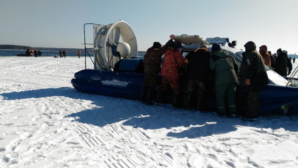 Новый День: Эвакуация рыбаков с льдины завершена: их оказалось не 200, а 350 (ФОТО)