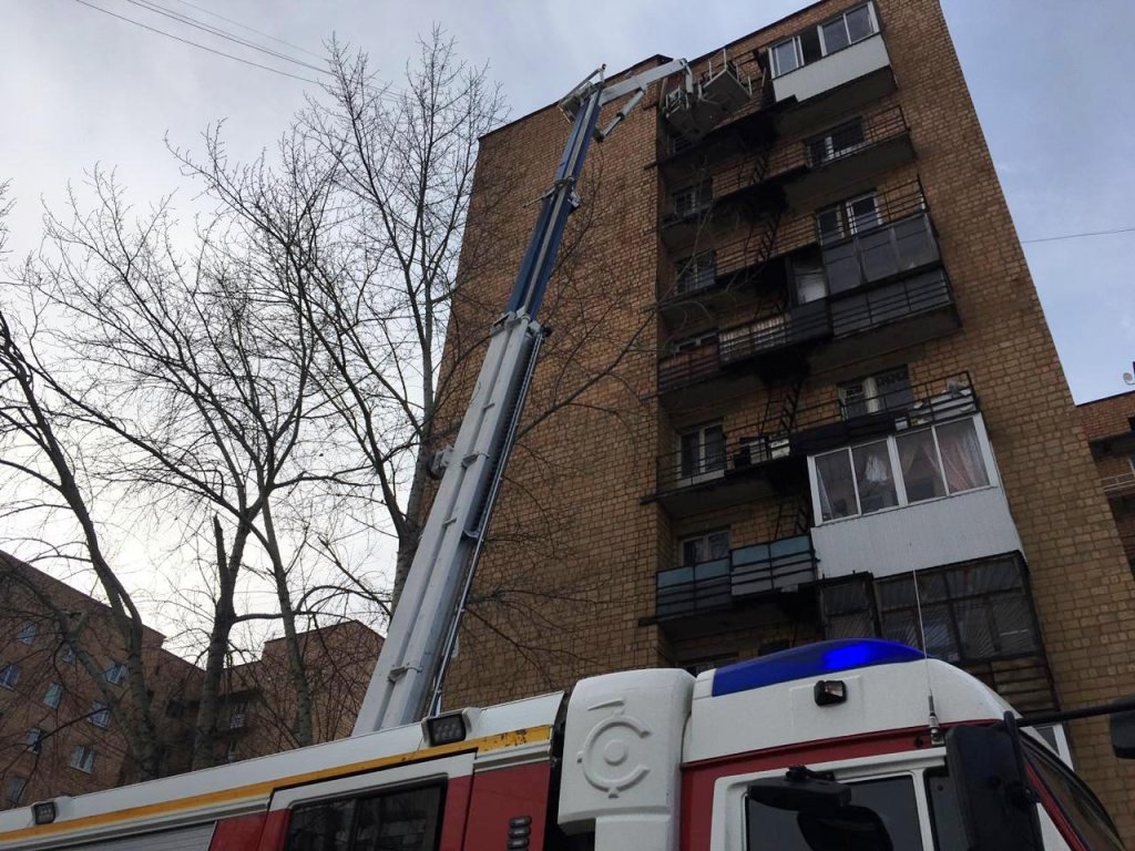 Новый День: В Екатеринбурге из горевшей 9-этажки эвакуировали 51 человека, троих доставили в больницу (ФОТО)