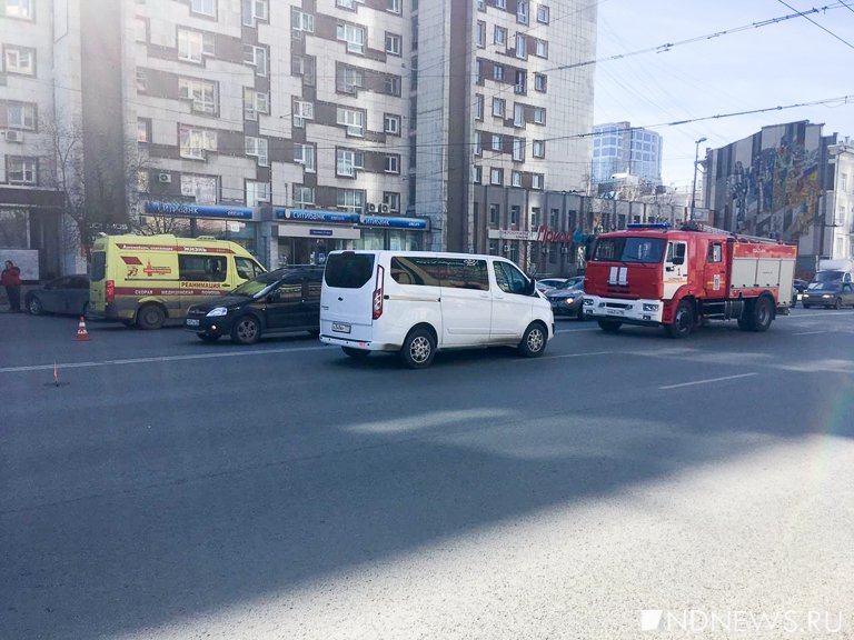 Новый День: В центре Екатеринбурга на пустой дороге водитель устроил ДТП на встречке (ФОТО)