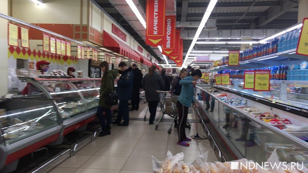 Новый День: Покупатели в магазинах соблюдают дистанцию: на кассе, но не в залах (ФОТО)