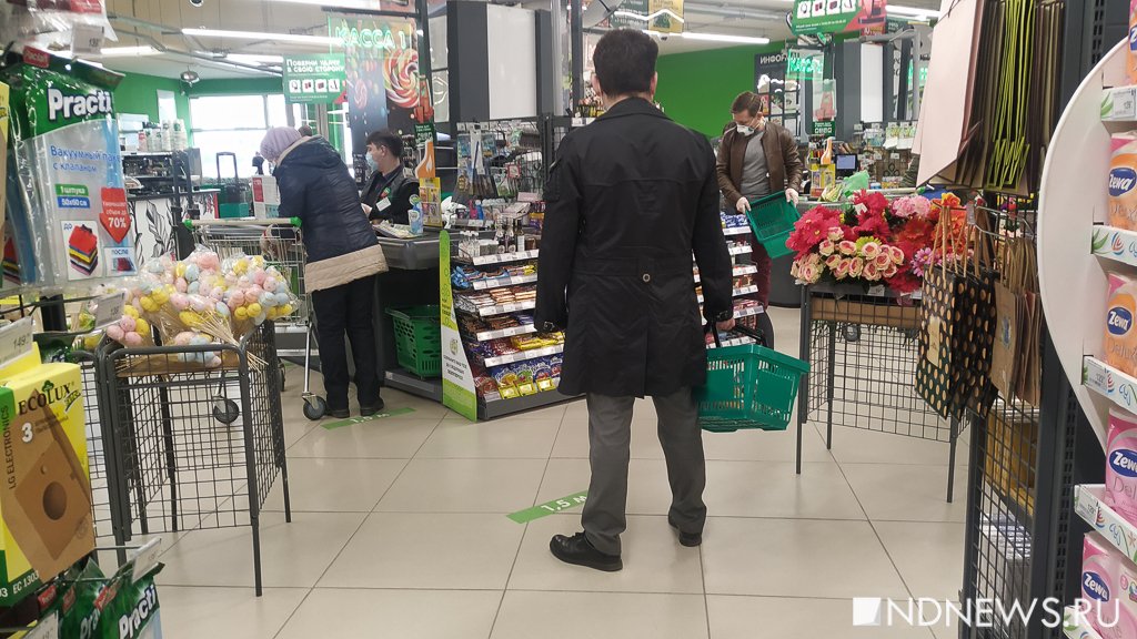 Новый День: Покупатели в магазинах соблюдают дистанцию: на кассе, но не в залах (ФОТО)