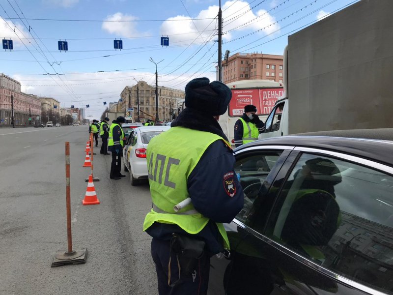 Новый День: На границах Челябинской области ГИБДД разворачивает машины обратно. Кого пускают?