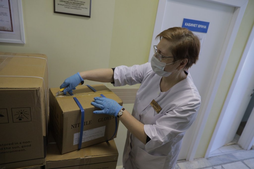 Новый День: Свердловские врачи получили от меценатов почти 2 млн масок и тысячи защитных костюмов (ФОТО)